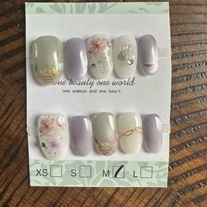 Floral Press On Nail Set with Purple and White Accents